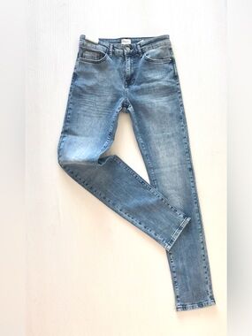 NWT Saint Tropez Mily Mid Rise Slim Straight Jeans Light Wash Denim 28 casual